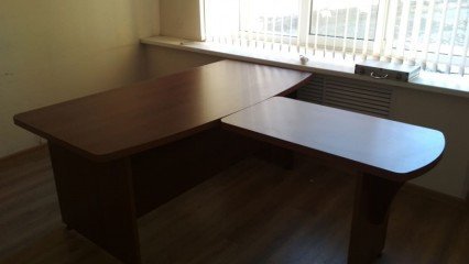 Офисный стол для кабинета с приставкой