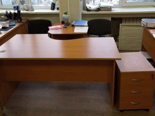 Угловой офисный стол