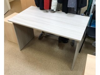 Прямой стол для офиса