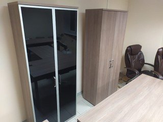 Шкаф со стеклянными дверцами для офиса